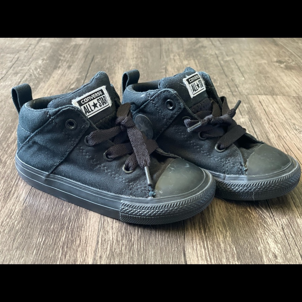 Kids boy/girl converse chuck taylor high top shoes, all black. Size 8.